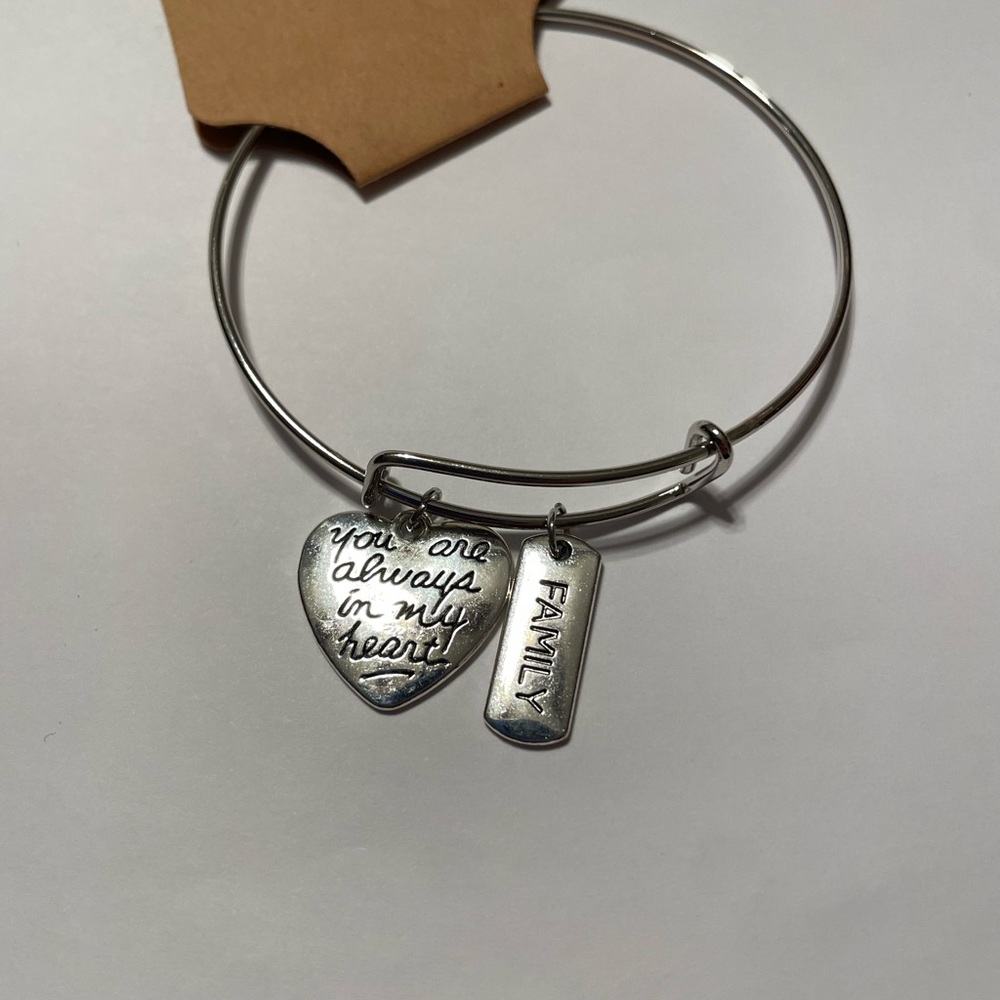 Expandable bracelet with charms